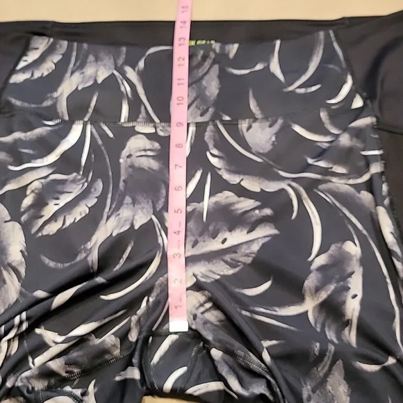 Tek Gear Size 3X High-Waisted Capri Leggings in Black Tropical, Like New Cond. - Picture 9 of 15